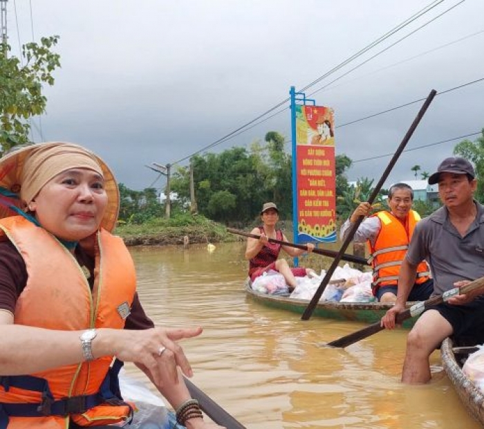 Đà Nẵng : Phân ban Cư sĩ Phật tử thành phố tiếp tục viện trợ khẩn cấp đợt 3 đến người dân vùng lũ bị cô lập.