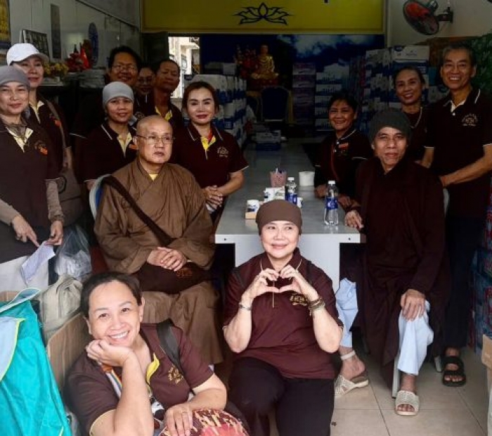 Đại Lộc : Phân ban Cư sĩ Phật tử thành phố viện trợ đồng bào lũ lụt.