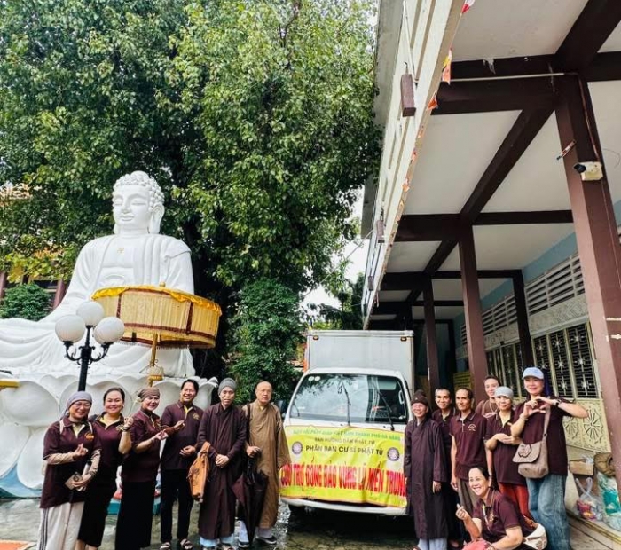 Chuyến tiếp viện lần thứ nhất,1000 phần quà nhu yếu phẩm đến Bà con vùng lũ Đại Hiệp, Đại Lộc viên mãn.