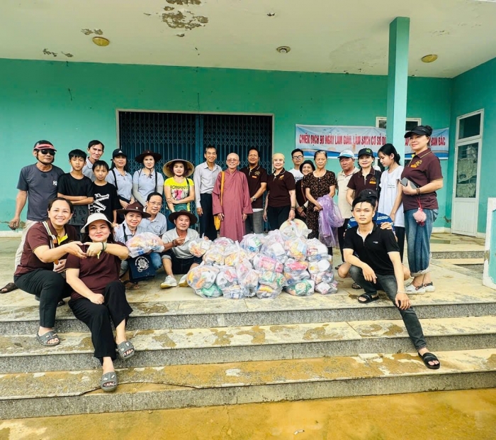 06 ngày rồi nước vẫn chưa rút, Tiểu Ban Thiện nguyện Phân Ban Cư Sĩ Phật Tử Tp Đà Nẵng cứu trợ vào vùng sâu Thôn 08, Thôn 09, Thôn 10 Xã Vu Gia và Điện Thắng Bắc( cũ)