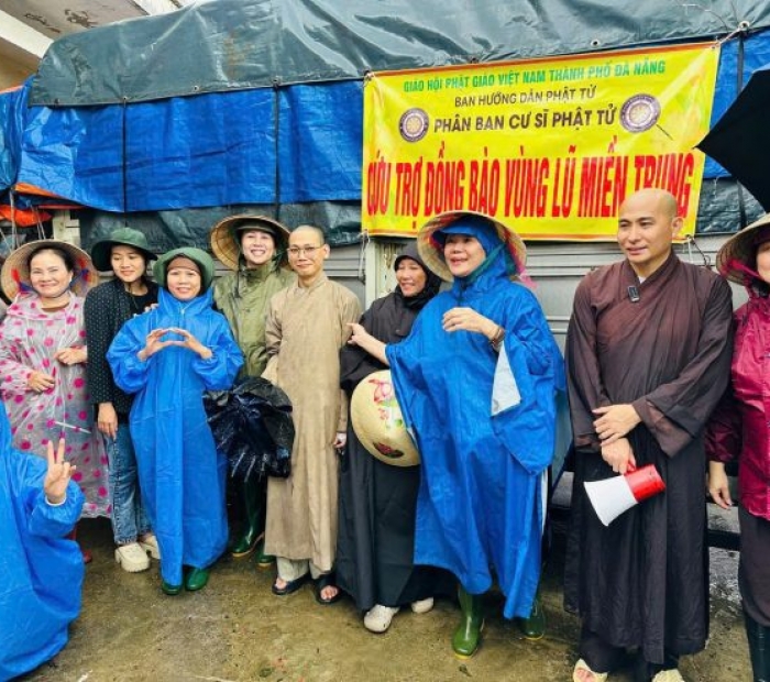 Đắk Lắk: Phân ban Cư sĩ Phật tử thành phố Đà Nẵng tặng quà đến bà con ngập lụt tại Đắk Lắk ( Phú Yên củ )