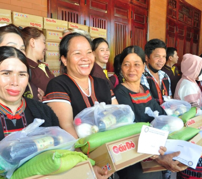 Đà Nẵng: Phân Ban Cư sĩ thành phố trao yêu thương đến đồng bào miền núi xã Thạnh Mỹ