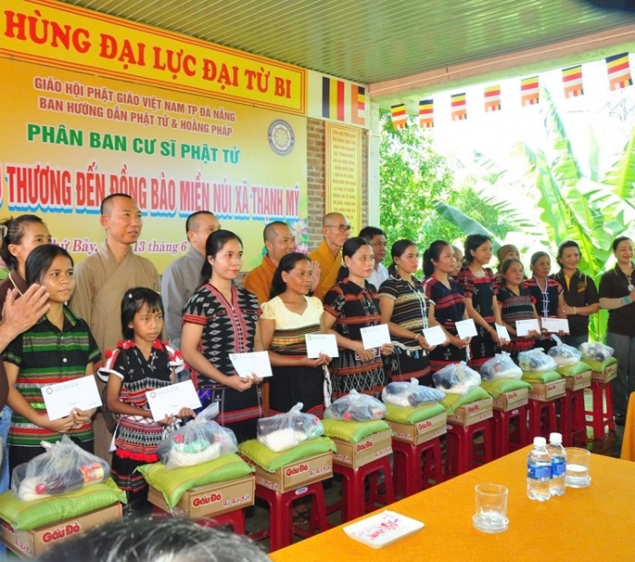 Đà Nẵng: Phân ban Cư sĩ Phật tử thành phố trao quà yêu thương tại chùa Thạnh Mỹ