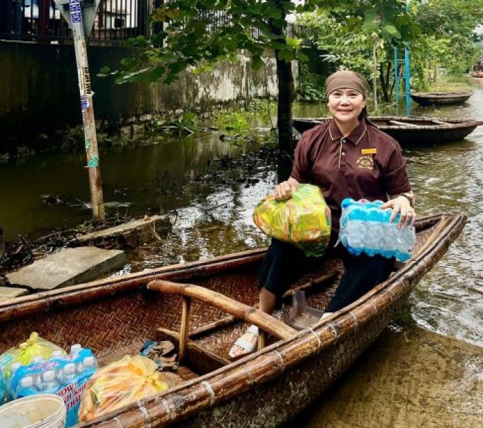 Duy Xuyên : Phân ban Cư sĩ Phật tử thành phố tiếp tục viện trợ khẩn cấp đợt 2 với 1.000 phần quà đến người dân vùng lũ.
